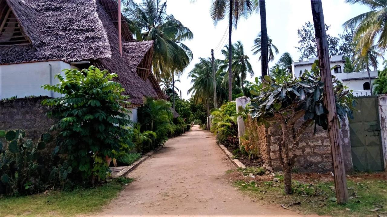 V-Szameitat Homes, Kongo River Praia de Diani Exterior foto