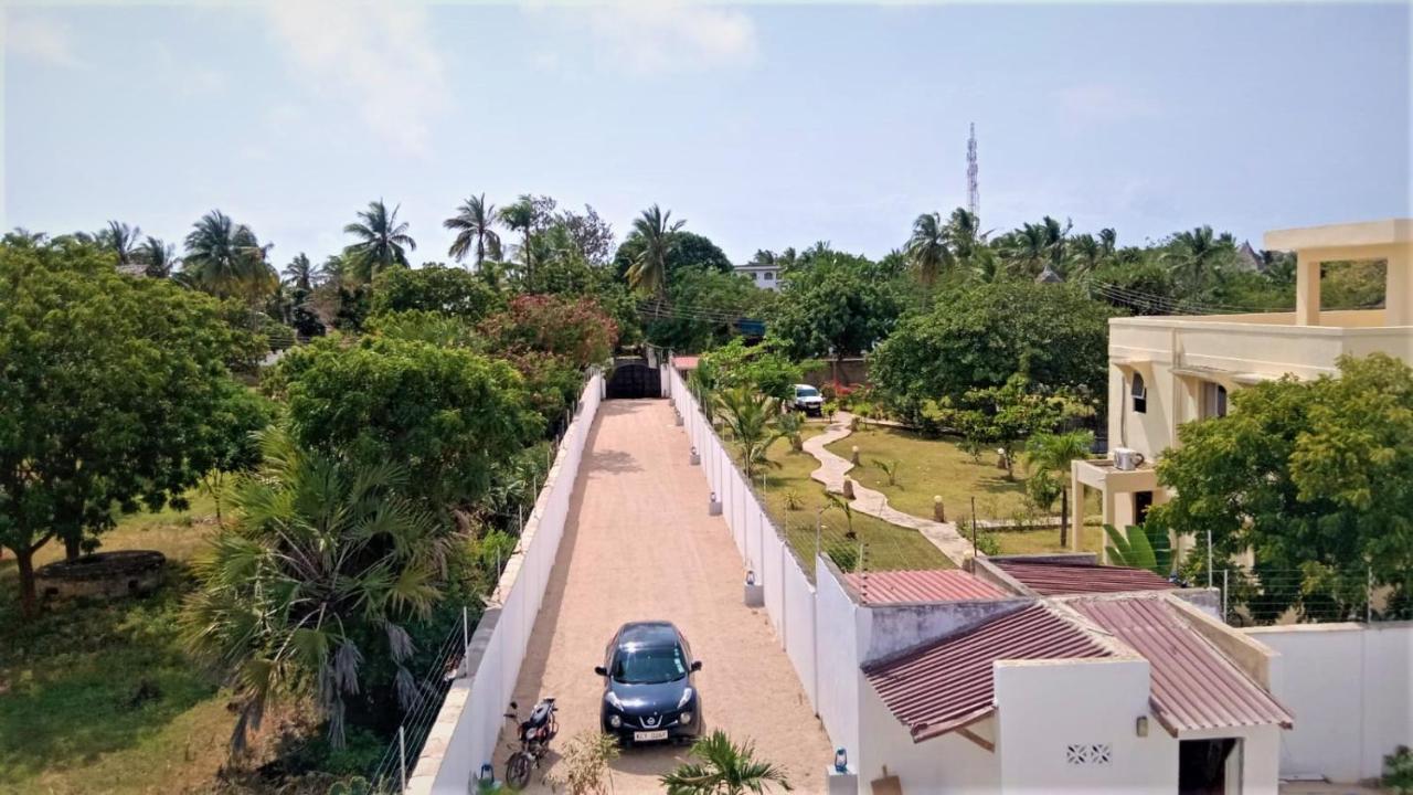 V-Szameitat Homes, Kongo River Praia de Diani Exterior foto